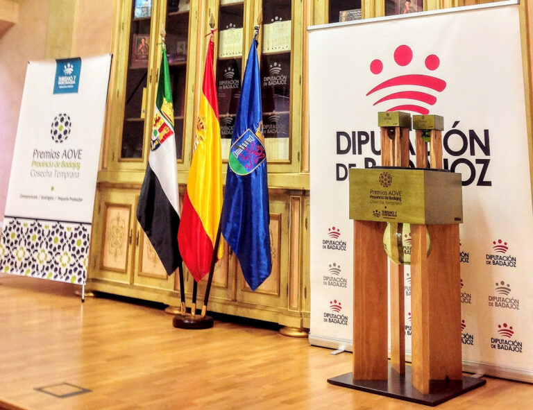 Trofeos y expositor diseñados por Gamero Gil para los Premios AOVE de la Diputación de Badajoz